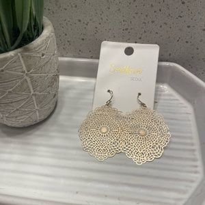 Gently Used Southern Seoul Gold Earrings